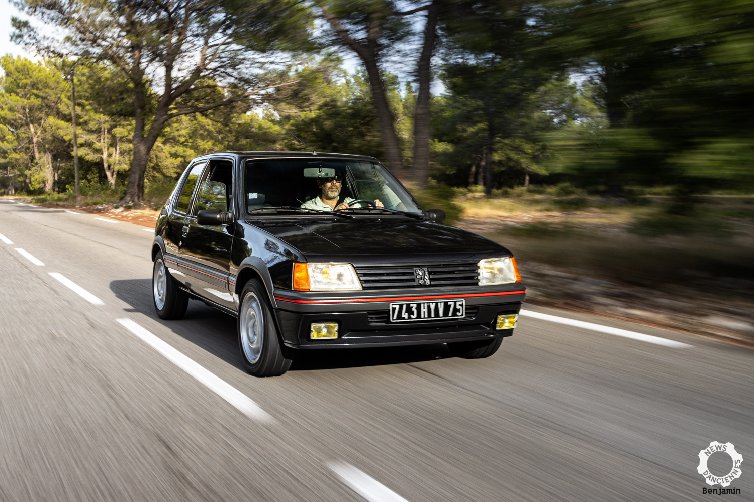 Au volant de la Peugeot 205 GTI Blindée (ex-Bernard Arnault), pas à une originalité près !