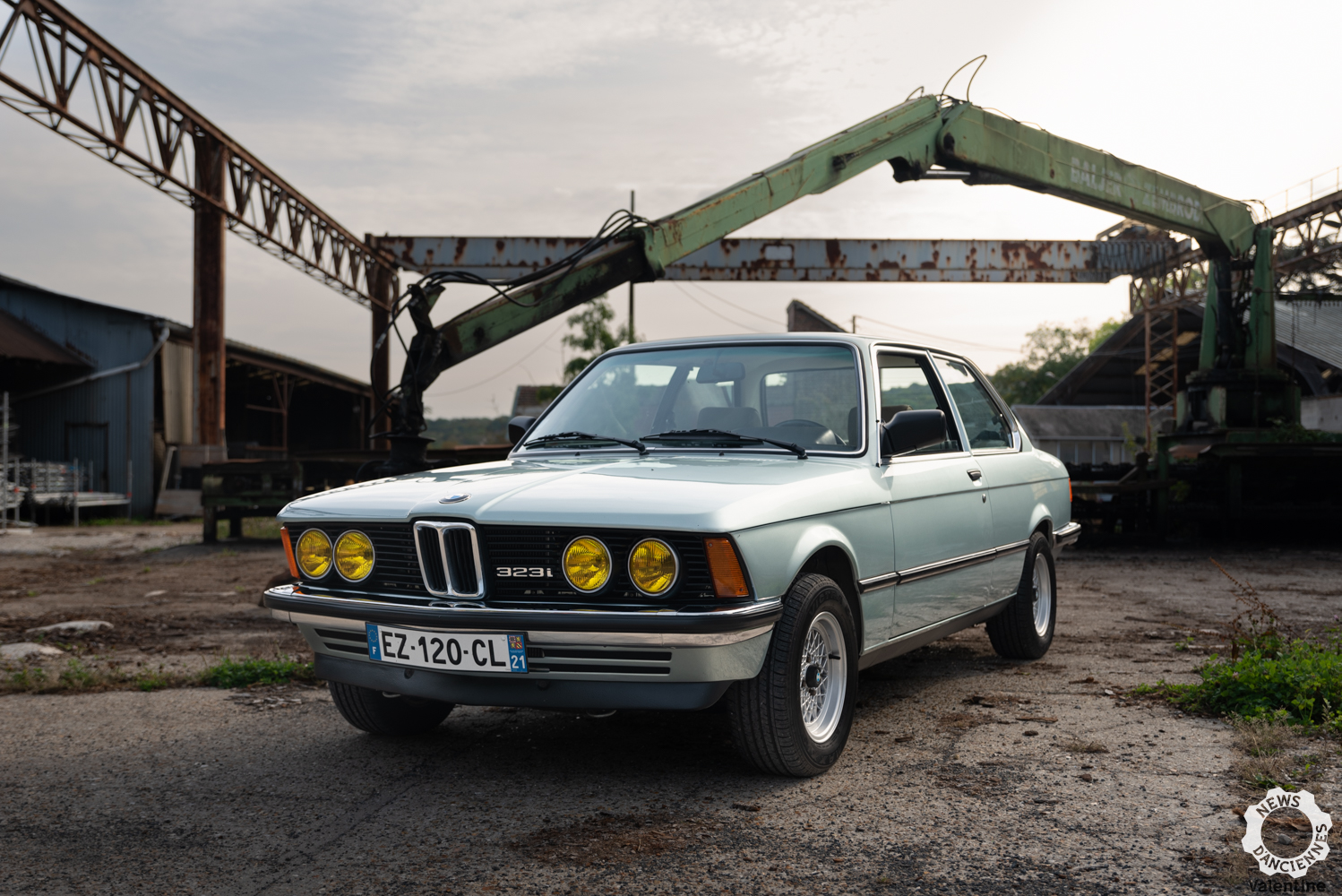Au volant de la BMW 323i E21, un petit goût de reviens-y