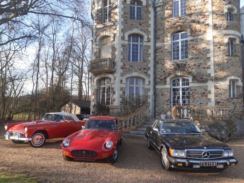 Vente aux Encheres vehicules de collection, automobilia, motos au chateau du Vivier 49125 Cheffes