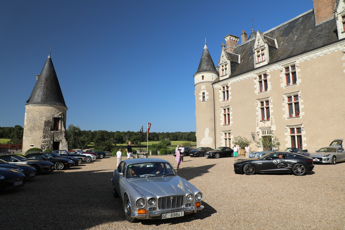 Rallye des Châteaux de la Loire, les Jaguar en balade