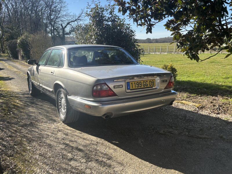 Jaguar XJ8 V8 3.2L 243ch