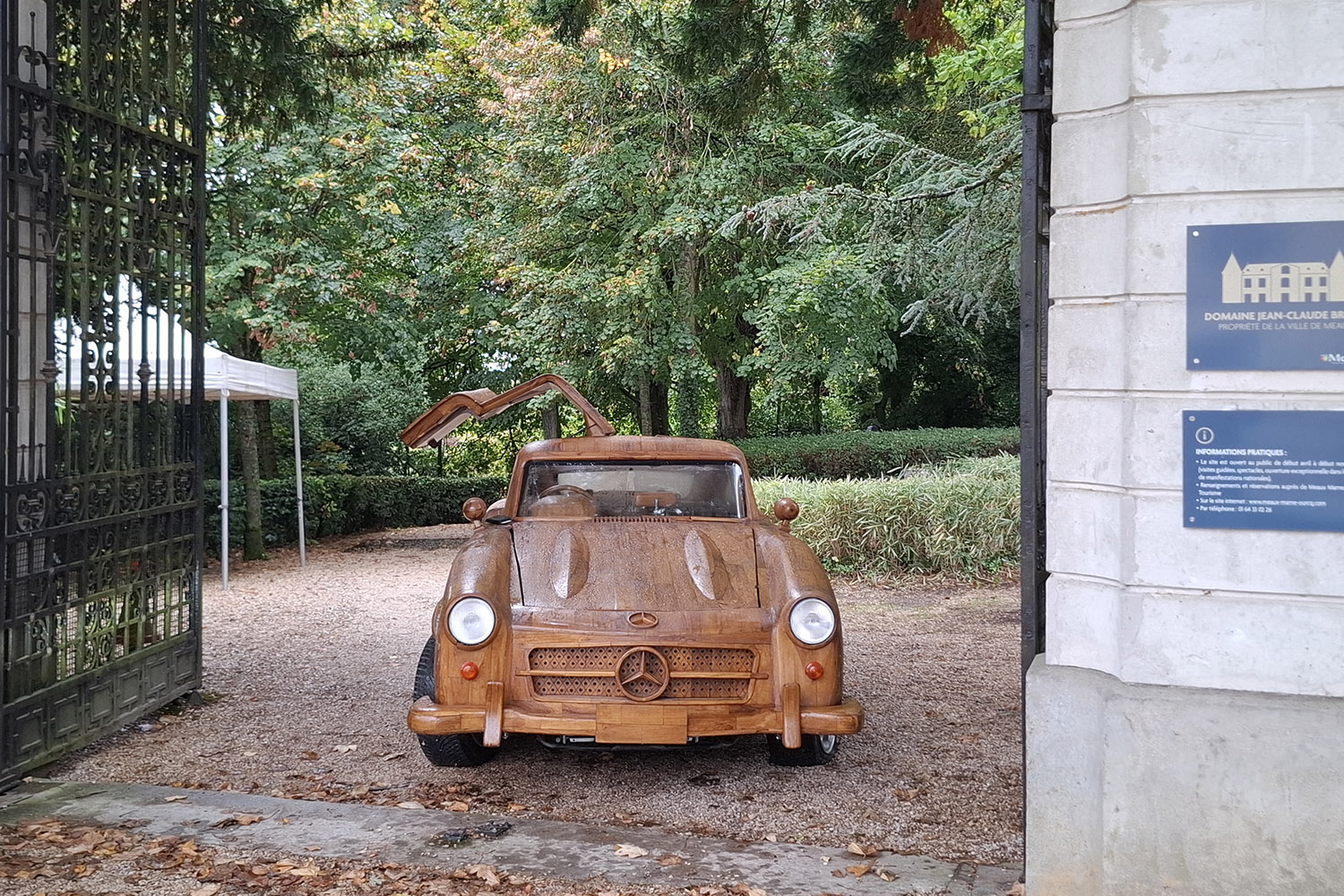 Une Mercedes 300 SL en bois, bientôt sous le marteau