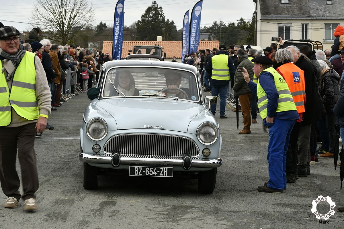 Rallye des Givrés 2026, 300 voitures anciennes s’élançaient des Herbiers (85)