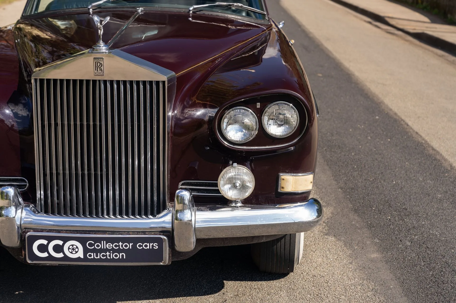 V8, Grand Luxe et Classiques au catalogue de Collector Cars Auction pour sa vente en ligne