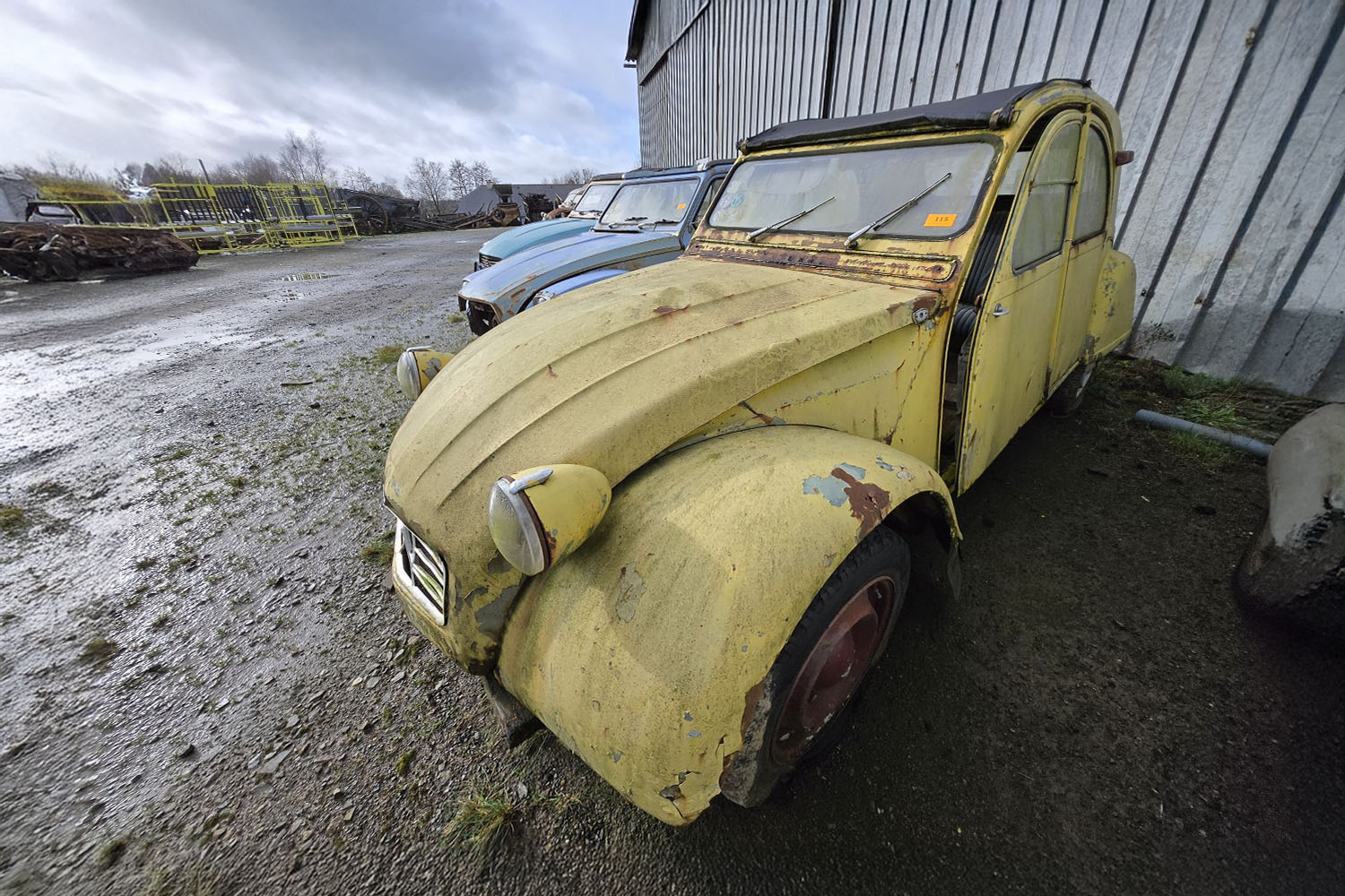 La fin de « La Grange aux 2CV » sous le marteau de Gauducheau et Jezequel